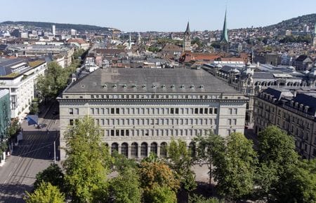 スイス国立銀行（中央銀行）が１５日公表した先週の当座預金残高は１７億スイスフラン（１８億ドル）増の７５１２億８０００万フランだった。チューリヒのＳＮＢ、６月撮影。（２０２２年　ロイター/Arnd Wiegmann）