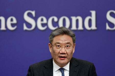 ９月１１日、中国の王文涛商務相（写真）が来週、イタリアを訪問しタヤーニ外相やウルソ企業相と会談する見込みであることがイタリア政府関係者の話で分かった。中国政府は、欧州連合（ＥＵ）加盟国に、ＥＵの中国製電気自動車（ＥＶ）向け追加関税案を拒否するよう働きかけようとしている。３月撮影（２０２４年　ロイター/Tingshu Wang）