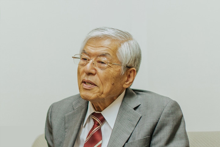 1945 年生まれ、山口県出身。19 歳から塗装・防水工事業に従事。80 年アズマ工業株式会社設立。95 年に年商24 億円を達成するも大幅な赤字を計上し倒産。個人で事業を再開し、03 年有限会社外装専科設立。05 年株式会社に改組。マンション大規模修繕工事に特化した事業を行う。