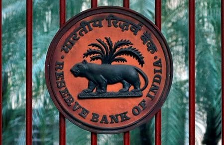 　１１月２９日、インド準備銀行（中央銀行）は、ノンバンク大手リライアンス・キャピタルの破産手続きを開始すると明らかにした。写真はインド中銀のロゴ。ニューデリーで２０１８年１１月撮影（２０２１年　ロイター／Altaf Hussain）