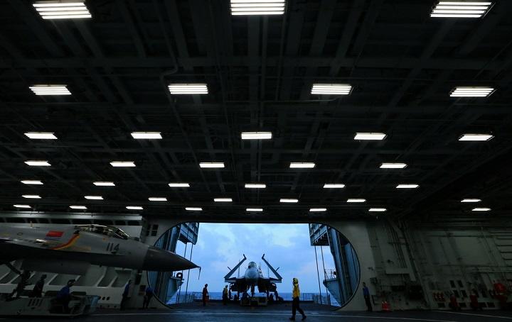 東シナ海で訓練する人民解放軍海軍の空母「遼寧」と艦載機（2018年4月20日）　REUTERS