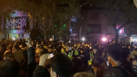 　中国の厳格な「ゼロコロナ」政策と自由の制限に対する抗議活動に連帯する動きが海外に広がり、世界の少なくとも１２都市で抗議集会などが開催された。写真はソーシャルメディアに投稿された上海での抗議活動。（２０２２年　ロイター）