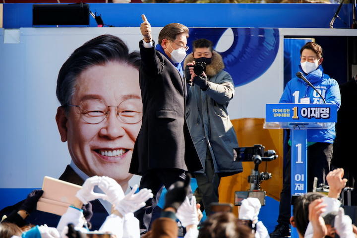 与党「共に民主党」の李在明は現在、世論調査で2位と追う立場（2月16日、ソウル）　Heo Ran-REUTERS