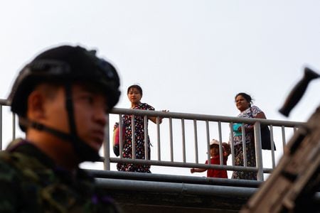 　４月１１日、ミャンマー国軍と戦闘を続けている武装勢力は、タイとの国境貿易の要衝であるミャンマー東部カレン州ミャワディを制圧したと発表した。写真はミャンマー国境付近のタイ・メーソットで撮影（２０２４年　ロイター/Soe Zeya Tun）