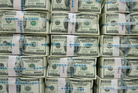 終盤のニューヨーク外為市場ではドルが２年ぶりの安値を付けた。ソウルで２００８年１１月撮影（２０２０年　ロイター/Jo Yong hak）