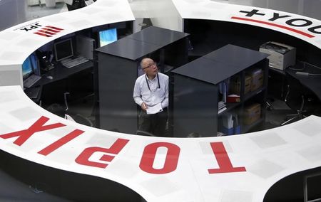 　５月１９日、東京株式市場で日経平均は３日続伸し、４月２８日以来３週間ぶりに２万円を回復。ＴＯＰＩＸも年初来高値を更新し、２００７年１１月以来７年６カ月ぶりとなる高値を付けた。都内で３月撮影（２０１５年　ロイター/Yuya Shino）