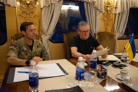 　１月１６日、スターマー英首相（写真右）は、昨年７月の就任後初めてウクライナを訪問した。同日、キエフに向かう列車内で代表撮影（２０２５年　ロイター）