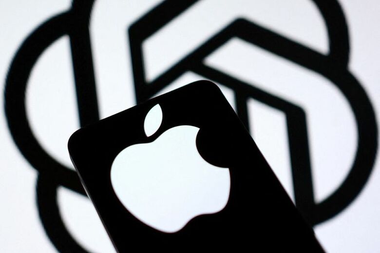 アップルとオープンAIのロゴ。7月12日撮影のイメージ写真。REUTERS/Dado Ruvic/Illustration
