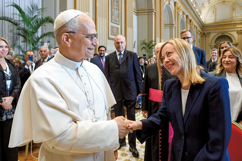 レオ14世（左）と握手を交わすメローニ首相（25年6月）　VATICAN MEDIAｰHANDOUTｰREUTERS