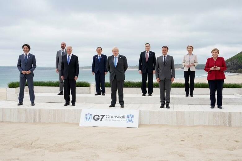 G7サミットは共同声明を発表し、中国に対して新彊での人権尊重、香港の高度の自治を求めたほか、東・南シナ海での一方的措置に反対する姿勢を示した。写真撮影をする各国首脳、英カービスベイで11日撮影（2021年　ロイター／Patrick Semansky/Pool via REUTERS）