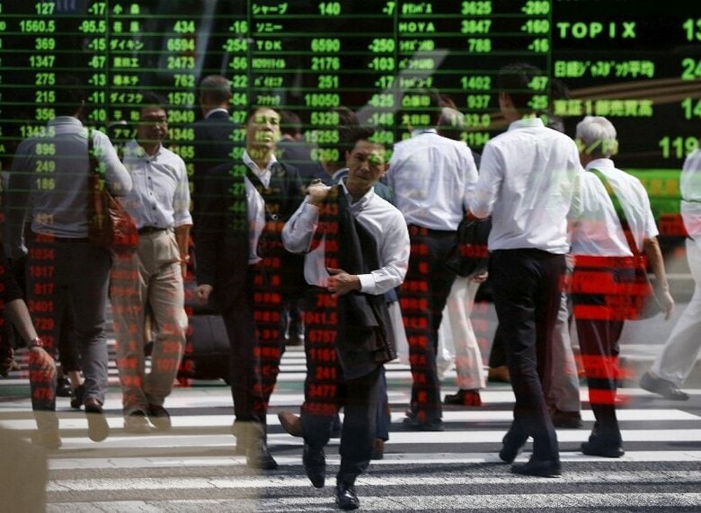 都内の株価ボード。2015年9月29日撮影。  REUTERS/Issei Kato