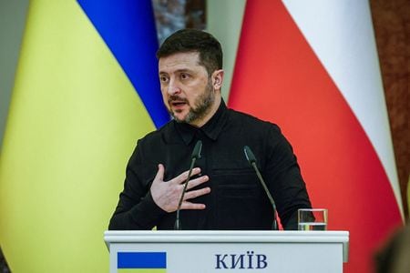 　ウクライナのゼレンスキー大統領は、米国がロシアとウクライナに対し、６月までに戦争終結に向けた解決策を見いだすよう求めていると明らかにした。記者団へのコメントを大統領府が７日公表した。キーウで５日撮影（２０２６年　ロイター／Alina Smutko）