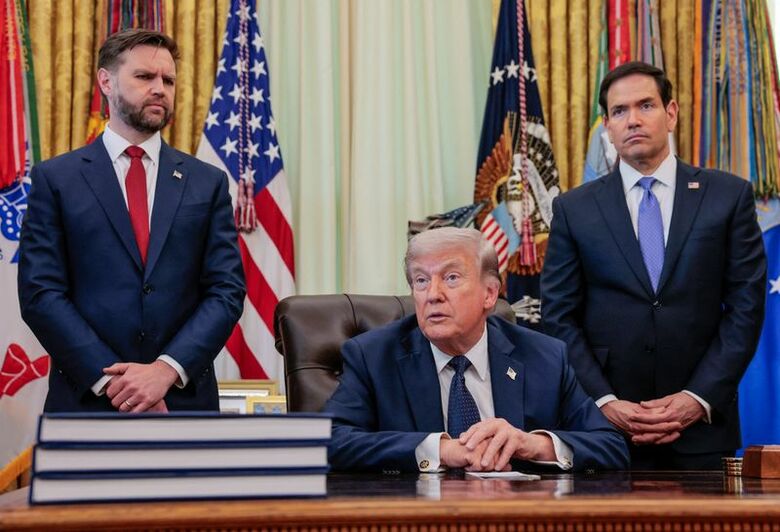 米ホワイトハウスの大統領執務室で話すトランプ大統領と、その後ろに立つバンス副大統領とルビオ国務長官。4月撮影。REUTERS/Kylie Cooper