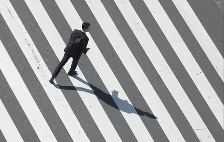 　政府が現在策定中の経済対策について、財政投融資も含めた財政措置が１３兆円程度、民間企業支出分も含めた事業規模が２５兆円程度となる見通しであることがわかった。写真は都内で１０月撮影（２０１９年　ロイター／Peter Cziborra）