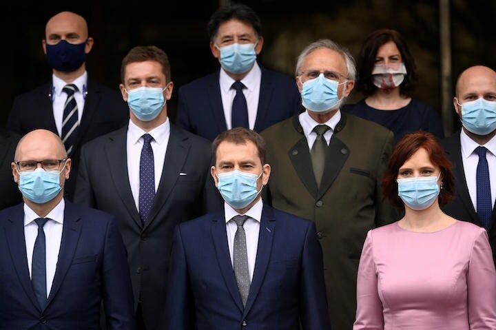3月末に発足した新内閣は首相以下、メンバー全員がマスクを着用　Radovan Stoklasa-REUTERS