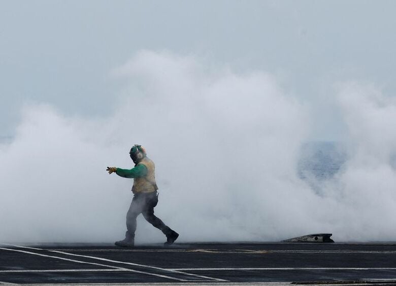 演習に参加する米原子力空母ジョージ・ワシントンの艦上。２０２４年１１月、東シナ海で撮影（２０２６年　ロイター/Kim Kyung-Hoon）