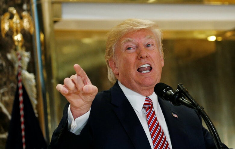 ８月１５日、トランプ米大統領（写真）は、バージニア州シャーロッツビルで白人至上主義団体と反対派が衝突した事件を巡り、双方に暴力的な行為があったとし、責任は双方にあると述べた。写真はマンハッタンのトランプタワーで撮影（２０１７年　ロイター／KEVIN LAMARQUE）