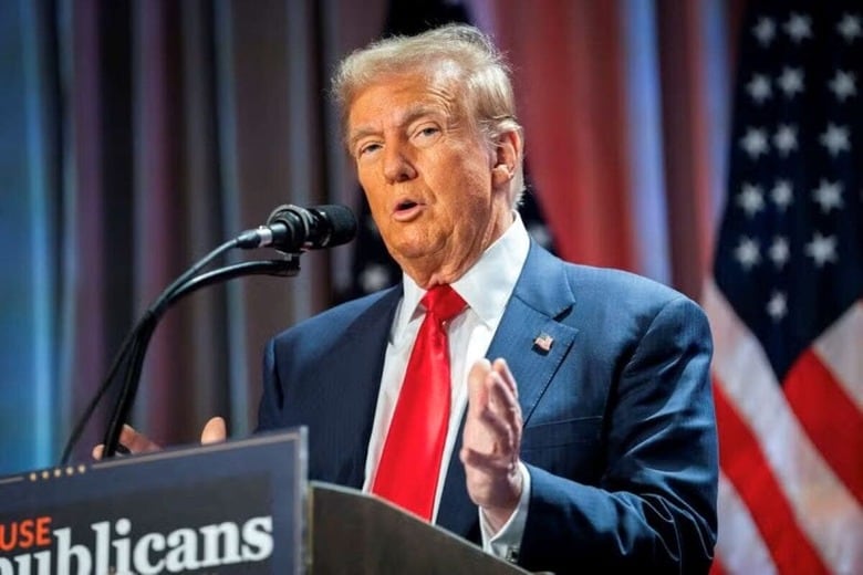 来年１月にトランプ米次期大統領（共和党、写真）が就任し、議会の上院、下院ともに共和党が多数派を握る政権交代を前に、現在は民主党が多数派となっている上院が１２月１日、新たな政府支出と災害支援措置、国防政策の承認を目指して動き出した。１１月１３日、ワシントンで代表撮影（２０２４年　ロイター）