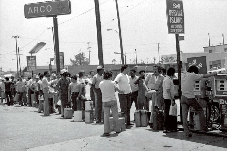ロサンゼルスのガソリンスタンドに長蛇の列ができた（1979年）　BETTMANN/GETTY IMAGES