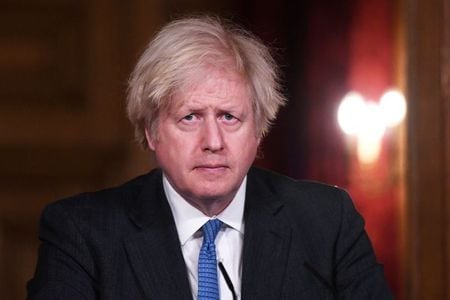 ２月１７日、英紙デーリー・メールが英政府の計画として報じたところによると、ジョンソン首相（写真）はロックダウン（都市封鎖）を段階的に解除し、７月に経済を正常化させることを検討している。ロンドンで１５日代表撮影（２０２１年　ロイター）