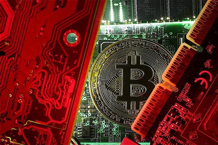 暗号資産（仮想通貨）を国内外の取引所経由で送る際、個人情報を迅速にやり取りするため、日本の財務省・金融庁が主導して「暗号資産版SWIFT」を創設する計画が国際的な機関で承認されたことが分かった。写真は2017年10月撮影（2019年　ロイター／Dado Ruvic）