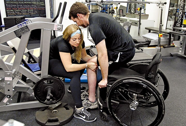 バイク事故で下肢が麻痺したフリッツは30回の挑戦の末、自分の意志で歩くことに成功した　Alex Gallardo-REUTERS