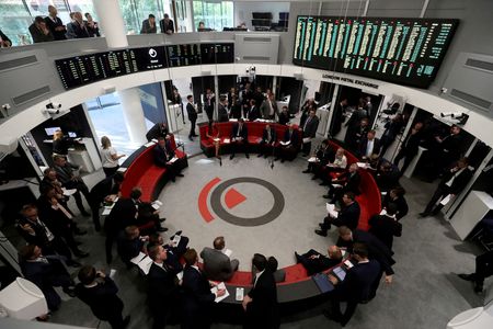 　ロンドン金属取引所（ＬＭＥ）は３月９日、異常な価格高騰で強制的に取引が停止された期間の全てのニッケル取引にかかる手数料を請求しない方針を示した。ＬＭＥで２０１８年撮影（２０２２年　ロイター/Simon Dawson）