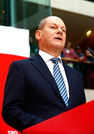 　３月９日、キリスト教民主・社会同盟（ＣＤＵ・ＣＳＵ）との大連立で合意したドイツの社会民主党（ＳＰＤ）は、財務相にハンブルク市長のオーラフ・ショルツ氏（写真）が就任することを明らかにした。４日撮影（２０１８年　ロイター/Hannibal Hanschke）