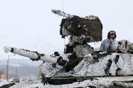 ノルウェー政府は５日、防衛を強化するため、２０３６年までに軍事費を総額６０００億クローネ（約５６０億ドル）増額する計画を明らかにした。ＮＡＴＯ加盟国・スウェーデンとの軍事演習に参加するノルウェー軍兵士、２０２２年撮影。（2024年　ロイター/Yves Herman）