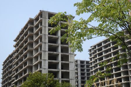 　中国銀行保険監督管理委員会は２４日、国内銀行部門が１─１０月に２兆６４００億元（３６９０億ドル）の不動産開発融資と４兆８４００億元の住宅ローンを実行したことを明らかにした。写真は中国・広西チワン族自治区桂林の住宅団地に立つ未完成のマンションで2022年9月（２０２２年　ロイター／Eduardo Baptista）