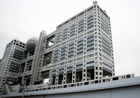 　７月８日、旧村上ファンド系の投資会社レノ（東京都渋谷区）などがフジ・メディア・ホールディングス株を買い増ししたことが８日に関東財務局に提出された変更報告書で分かった。写真はお台場にあるフジテレビのビル。２０１８年１０月、東京で撮影（２０２５年　ロイター/Kim Kyung-Hoon）
