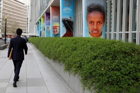 　世界銀行は８日発表した経済見通しで、２０２０年の世界全体の成長率予測を２．５％と、昨年６月時点の２．７％から引き下げた。写真は米首都ワシントンの世銀本部。２０１９年４月撮影（２０２０年　ロイター/Yuri Gripas）