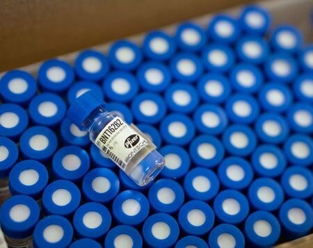 米製薬大手ファイザーと独ビオンテックが共同開発した新型コロナウイルスワクチンについて、英国で見つかった感染力の高い変異種にも予防効果を発揮し得ることが、新たな実験で分かった。ウィスコンシン州マディソンで昨年１２月撮影（２０２１年　ロイター/UW HEALTH）