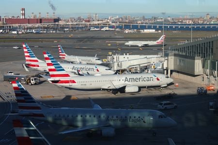 　米国の主要航空会社が加盟する業界団体「エアラインズ・フォー・アメリカ（Ａ４Ａ）」は、空の便の混乱を防ぐため、政府機関の閉鎖時でも航空管制官などに給与を支払うよう求める方針だ。写真はニューヨーク市ラガーディア空港で１８日に撮影（２０２５年　ロイター/Kylie Cooper）