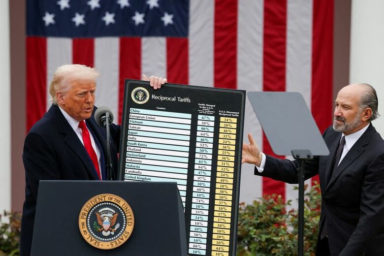 関税に関する演説を行うトランプ米大統領（左）。2025年4月2日、ホワイトハウスで撮影。REUTERS/Carlos Barria