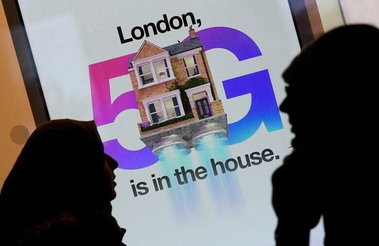 英国のジョンソン首相は14日、中国通信機器大手の華為技術(ファーウェイ)の製品を第5世代(5G)移動通信システムから2027年までに完全に排除すると発表した。1月撮影(2020年　ロイター/Toby Melville)
