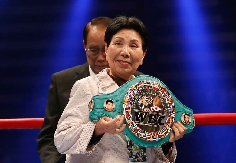 釈放された袴田巌さんに世界ボクシング評議会（WBC）が贈った名誉チャンピオンベルトを、代理で受け取ったひで子さん（2014年4月）　Toru Hanai-Reuters