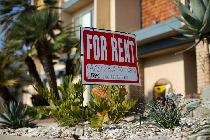 「家を借りたければやらせろ」というとんでもない大家がいたら　Mike Blake-REUTERS