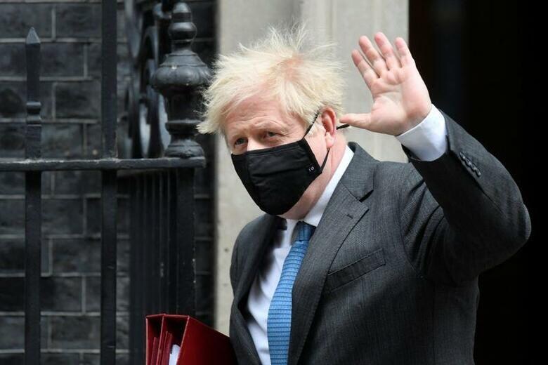 英選挙管理委員会はジョンソン首相が行った官邸改修の費用を巡る疑惑について正式な調査を開始した。官邸前で28日撮影。（2021年　ロイター/Toby Melville）
