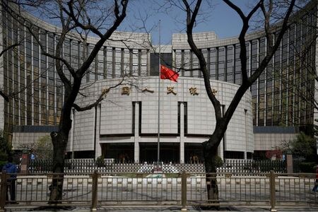 　３月２６日、中国人民銀行（中央銀行）デジタル通貨研究所の穆長春所長は、リテール型の中央銀行デジタル通貨は中国で広く利用されているモバイル決済の重要な補完的役割を果たす可能性があるとの見解を明らかにした。写真は中国人民銀行。北京で昨年４月撮影（２０２１年　ロイター／Carlos Garcia Rawlins）