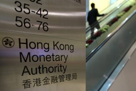 　６月１４日、香港金融管理局（ＨＫＭＡ、中央銀行に相当）は、政策金利である基準金利を２５ベーシスポイント（ｂｐ）引き上げ、２．２５％とした。写真は香港金融管理局の案内看板。２０１２年１２月に香港で撮影（２０１８年　ロイター／Tyrone Siu）