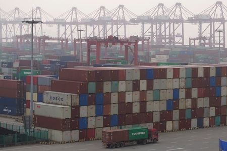 　７月７日、中国の税関総署は７日、安全上の理由で、日本の１０都県からの食品輸入禁止を維持すると発表した。写真は上海の港で昨年１月撮影（２０２３年　ロイター／Aly Song）