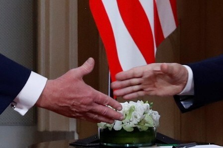 　７月１６日、トランプ米大統領とロシアのプーチン大統領はフィンランドのヘルシンキで首脳会談を行った。写真は１６日、会談で握手を交わす両首脳（２０１８年　ロイター/Kevin Lamarque）