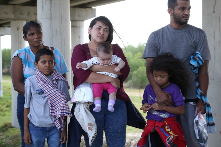 米テキサス州の南端、メキシコと国境を接するリオグランデ・バレーで移送されるのを待つ不法移民　Loren Elliott-REUTERS