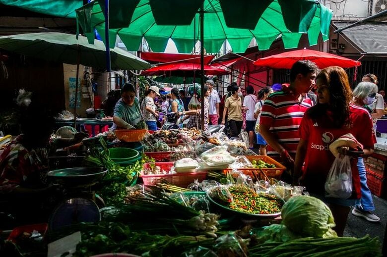 写真は市場で買い物をする人々。2025年8月、バンコクで撮影。REUTERS/Athit Perawongmetha
