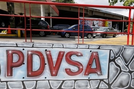 　８月４日、ベネズエラ国営石油会社ＰＤＶＳＡは、８月１１日まで監査済み決算の発表を延期することを模索している。同社が債券受託者であるＭＵＦＧユニオン・バンクに宛てた書簡で明らかになった。写真はカラカスで７月撮影（２０１７年　ロイター／Andres Martinez Casares）