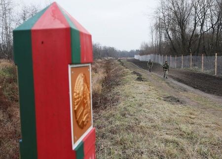 　１１月２９日、ベラルーシ政府は、ウクライナとの国境付近でロシアと共同軍事演習を実施すると発表した。写真はベラルーシとの国境をパトロールするウクライナの国境警備隊。１６日撮影（２０２１年　ロイター／Gleb Garanich）