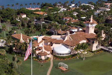 　８月３０日、米司法省は連邦捜査局（ＦＢＩ）が今年６月にトランプ前大統領の邸宅「マールアラーゴ」から機密文書を回収しようとした際、文書が故意に隠された証拠があるとし、これが前例のない家宅捜索につながったと説明した。写真は上空から撮影されたマールアラーゴ。１５日、フロリダ州のパームビーチで撮影（２０２２年　ロイター/Marco Bello）