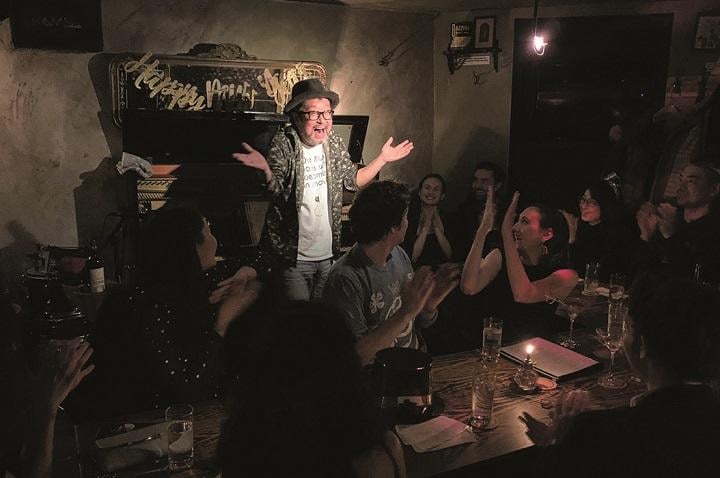 ジャズバーでのカウントダウン（19年12月31日）　COURTESY SENRI OE