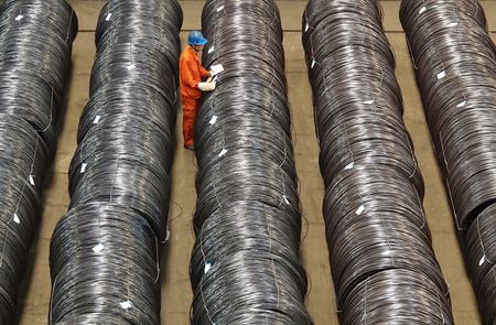 　５月２０日　中国国家統計局が１９日発表した４月の粗鋼生産は前月比７％減の８６０２万トンとなった。写真は２０１７年５月、中国・大連で撮影（２０２５年　ロイター）